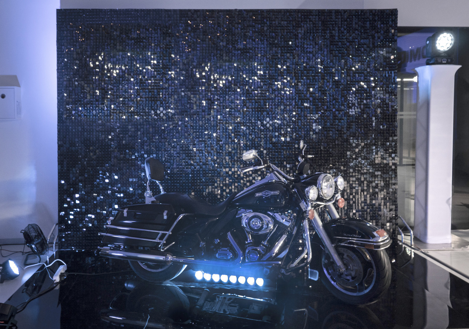 фотозона из черных пайеток с мотоциклом