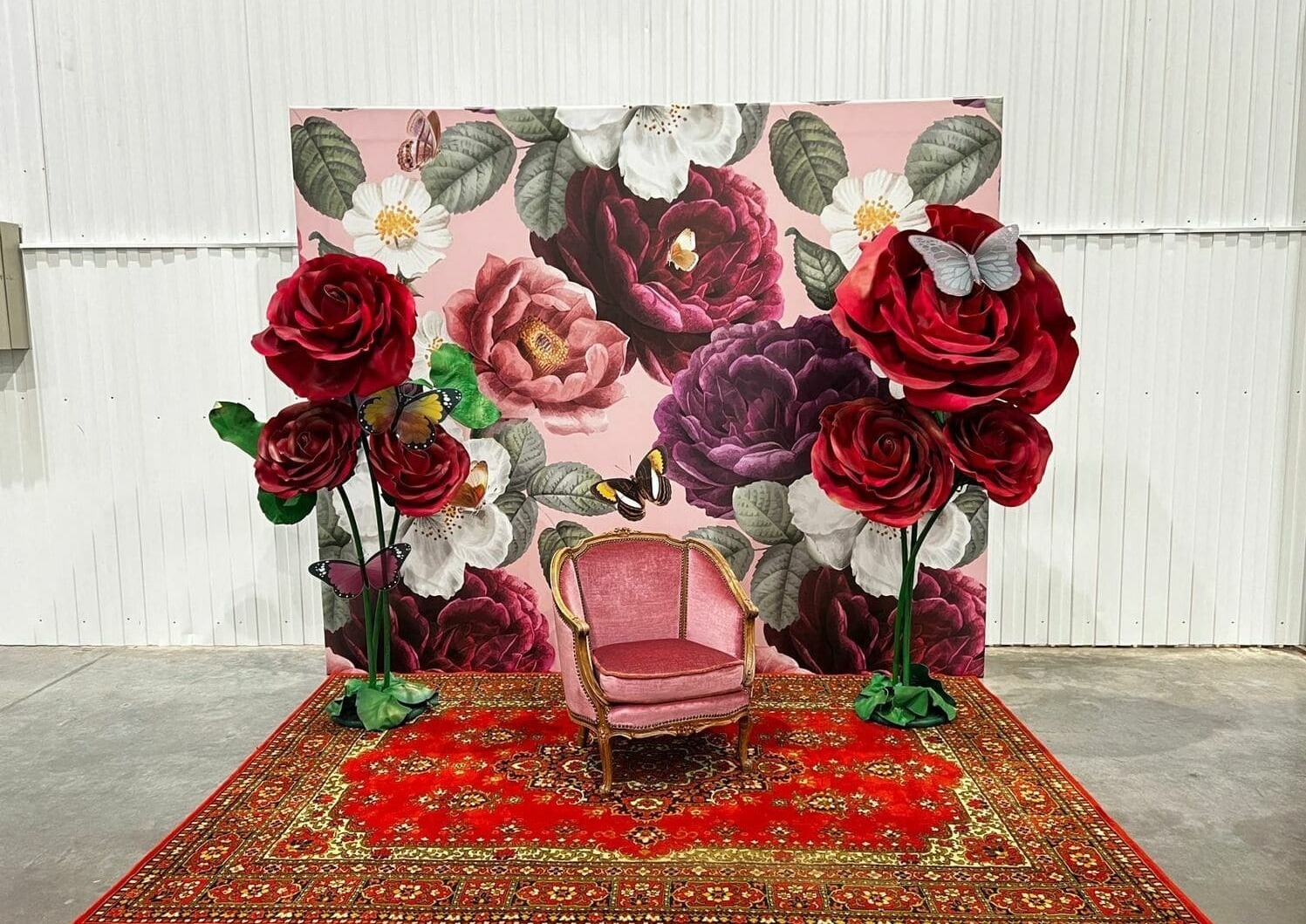 Фотозона цветочная в стиле Gucci