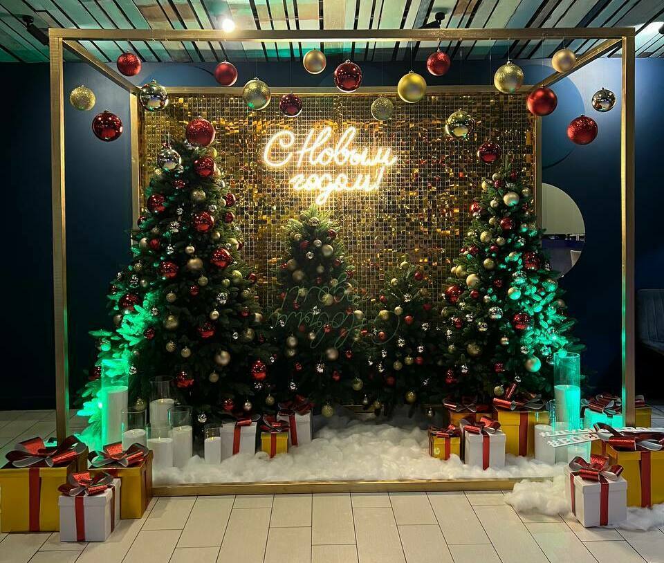 Новогодняя фотозона куб с пайетками и тканью