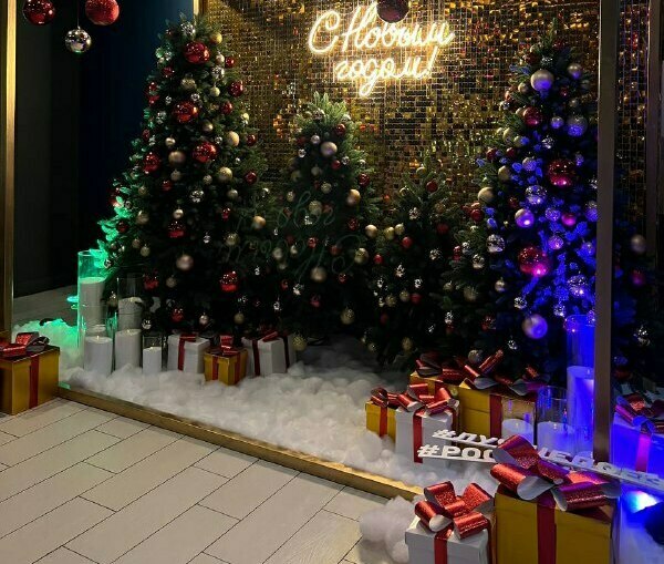 Новогодняя фотозона куб с пайетками и тканью