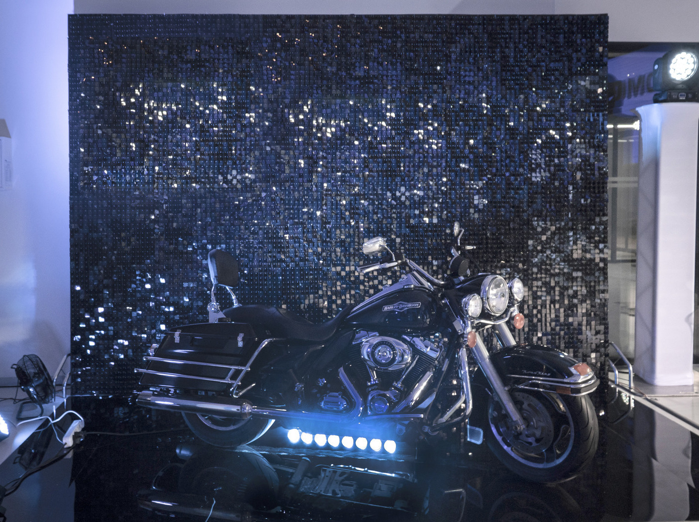 фотозона на 23 февраля с пайетками и мотоциклом