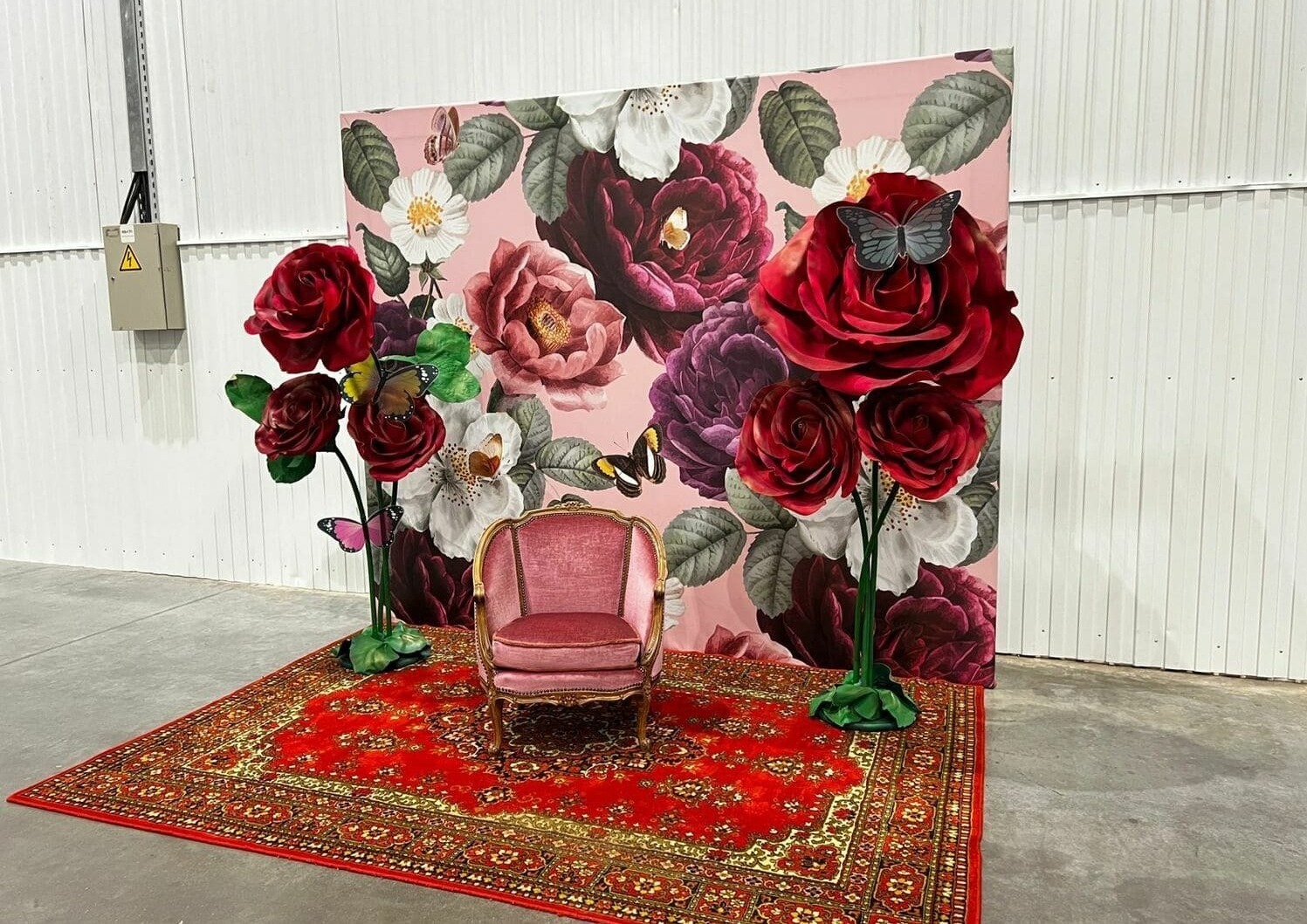Фотозона цветочная в стиле Gucci