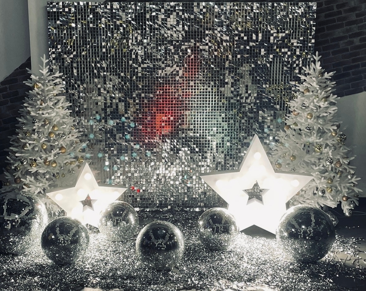новогодняя фотозона с пайетками и звездами
