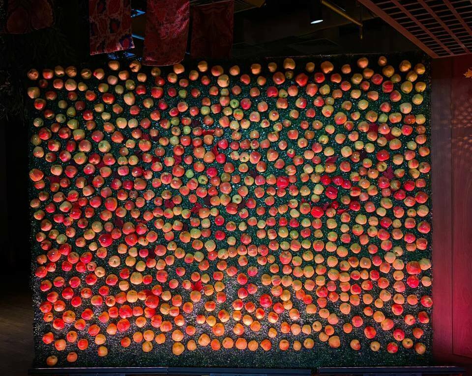 фотозона осенняя с яблоками