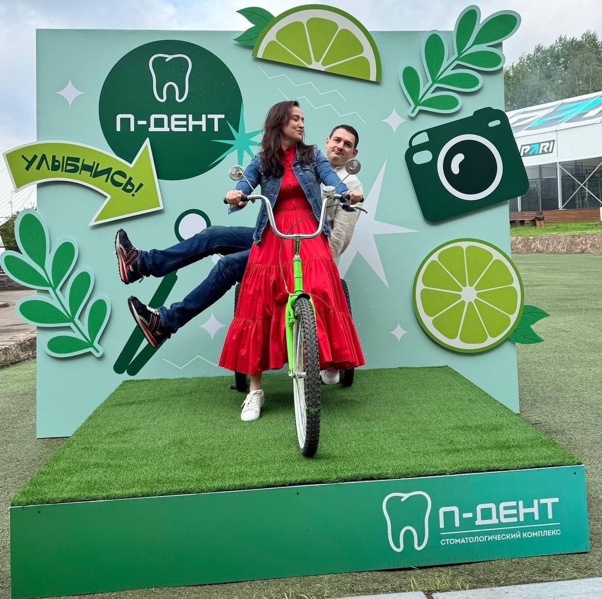 Летняя фотозона с велосипедом
