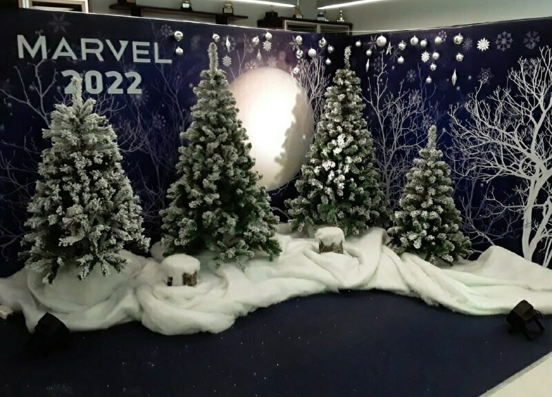 новогодняя фотозона со снегом и пеньком