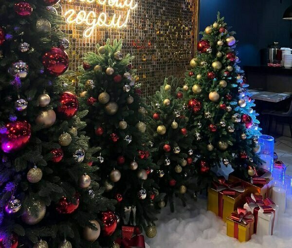 Новогодняя фотозона куб с пайетками и тканью