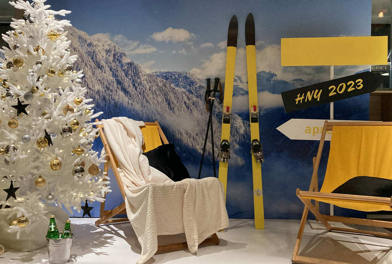 новогодняя фотозона с лыжами 